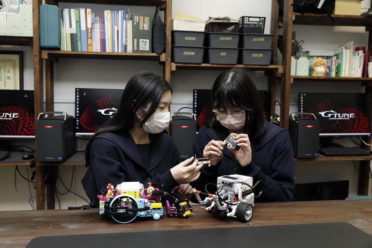 ICT Lab.でロボットプログラミングをする中学1年生の山本てらさん（右）と太田茉穂さん（左）

            